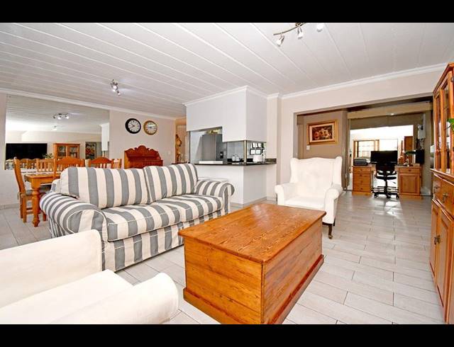 2 BEDROOM APARTMENT FOR SALE IN DOWERGLEN EXT 4